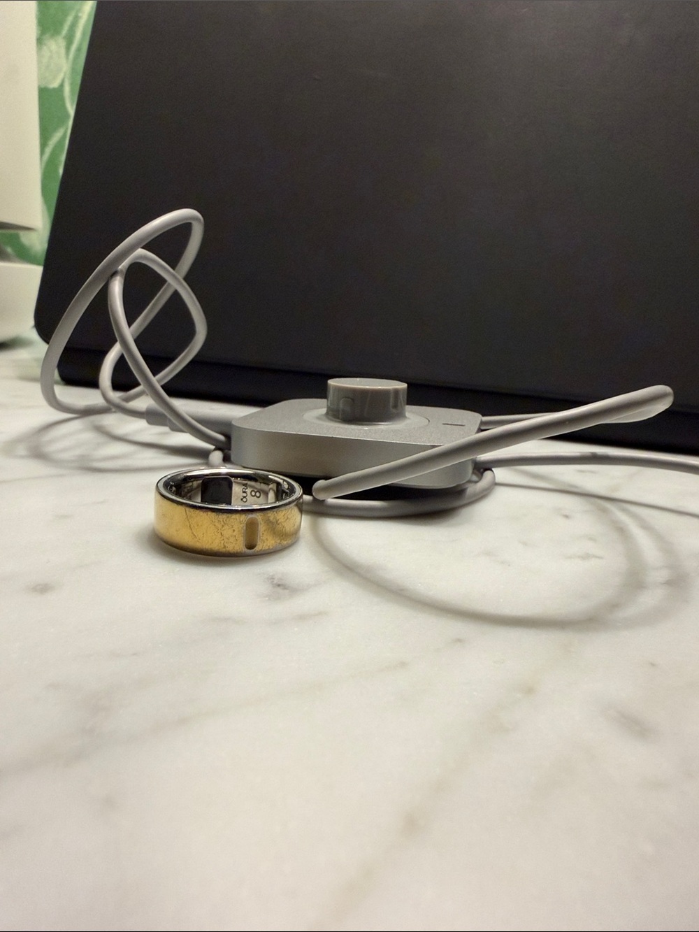 Oura Ring 4 Gold size 8 with Charger